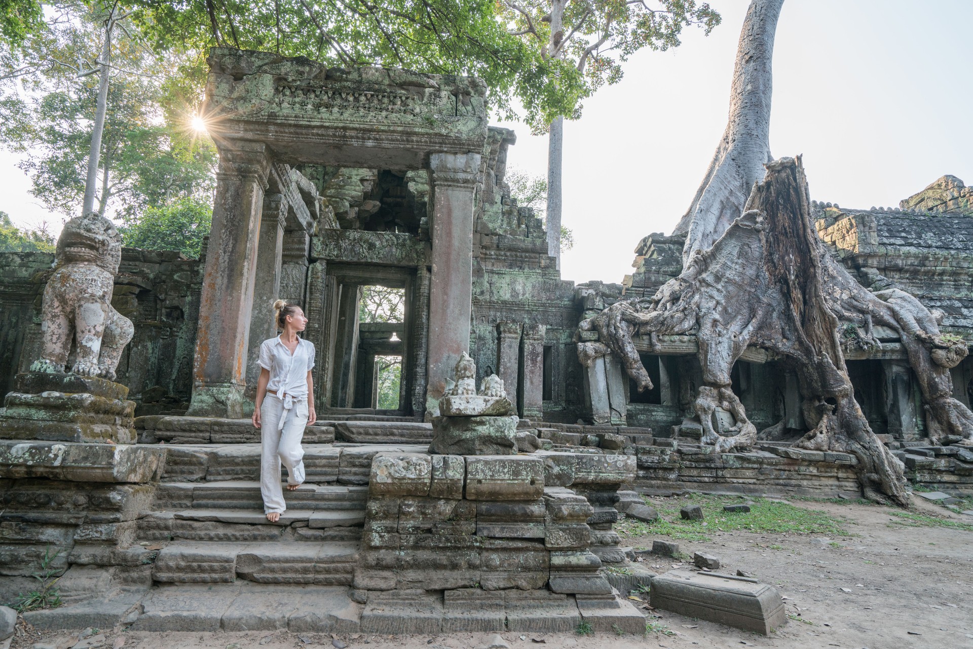 Mujer joven en templo explorando antiguas ruinas de la historia, concepto de descubrimiento de gente de viaje